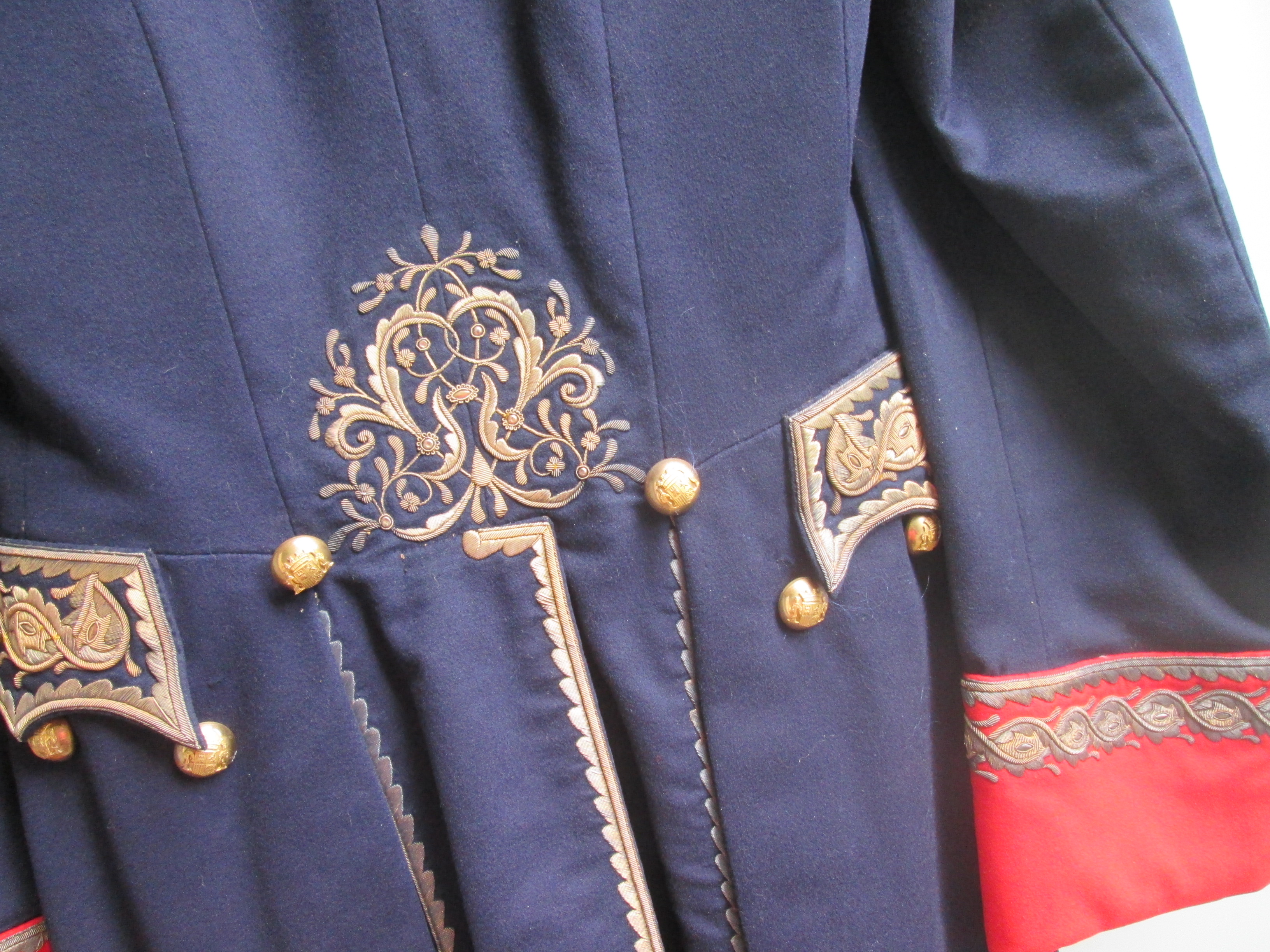 Spaans diplomaten uniform mooi goud geborduurd met kleurrijke manchet.
