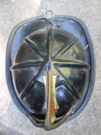 USA firebrigade helmet, used condition damaged . Amerikaanse brandweerhelm gebruikte staat met scheur aan de achterkant, niet hinderlijk, maar toch. leuke typische brandweerhelm. op naam.