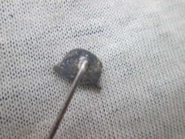 Pin with a german helmet first world war. Draagspeld met Duitse helm WO1, zilverkleurig. bijzonder