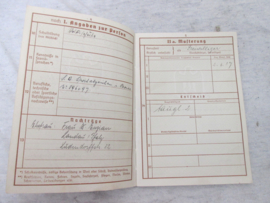 German Wehrpas. Duitse wehrpas, soldaat is gevallen, vocht bij de Maginotlinie. De Wehrpas is voor zijn korte tijd in dienst zeer netjes ingevuld met mooie stempels van artillerie regiment.