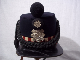 Scottish Highland light Infantry shako nicely dated 1912 with War Department stamps, cord boss with thistle device. Schotse shako manschap wollige stof mooi gemarkeerd W /I\ D 1912 compleet met koord vrij ZELDZAAM.