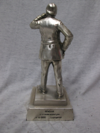 Beeld brandweerman, verzilverd, als prestatie prijs. 6-6-1966 te Luyksgestel (NL). voorstellende een Brabweermen met leren helm en toeter. Statue of a firefighter as reward for a good prestation.