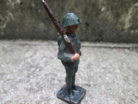 DURSO Dutch soldier on guard. Nederlandse soldaat op wacht / schildwacht, zie je niet zo vaak, nette staat.