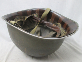 US- M1 combat helmet front seam, fixed bail. complete with innerliner, nicely marked, . Amerikaanse M1 helm zo gevonden in Zuid- Limburg Nederland,compleet met binnenhelm WW2.