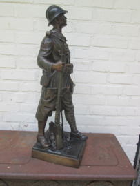 Statue of a French World War 1 soldier. very impressive.  Frans beeld, Le Poilu. Verdun, on ne passe pas. hoogte 64 cm. gesigneerd.