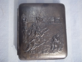 Cigarete case with military scene WW1. Sigaretten etui met militaire afbeelding, Duitsers met pickelhauben in de aanval, leuk geheel. WO1 afbeelding