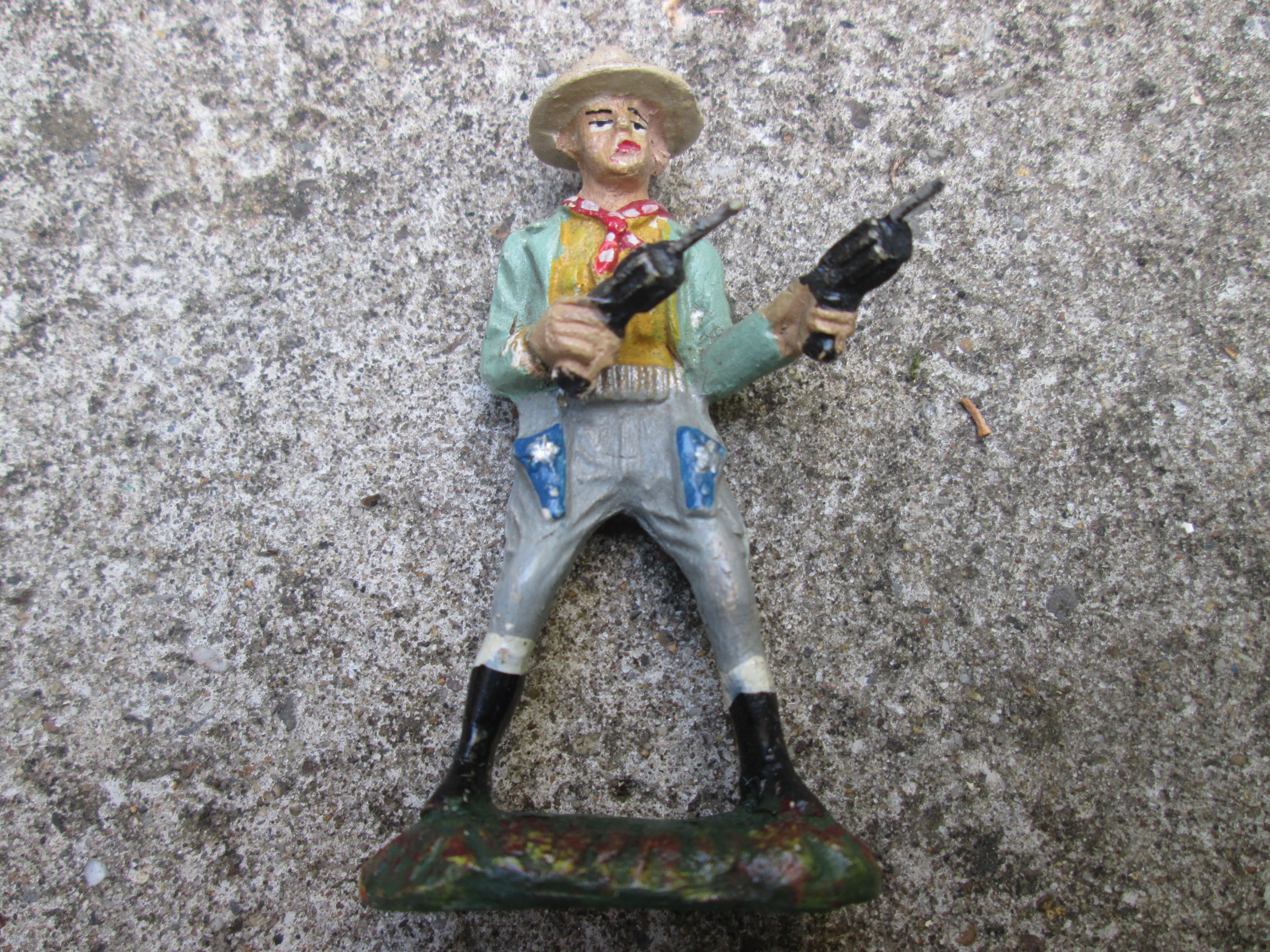DURSO cowboy with 2 revolvers. Durso figuur met 2 revolvers
