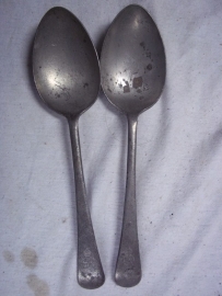 2 Brittish spoons with initials GR. 2 Engelse lepels van een infanterie regiment.