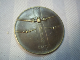 Japanese medal with planes and Japanese officer Japanse penning brons aanval op China, Mandsjoerije met vliegtuigen en bombardementen.