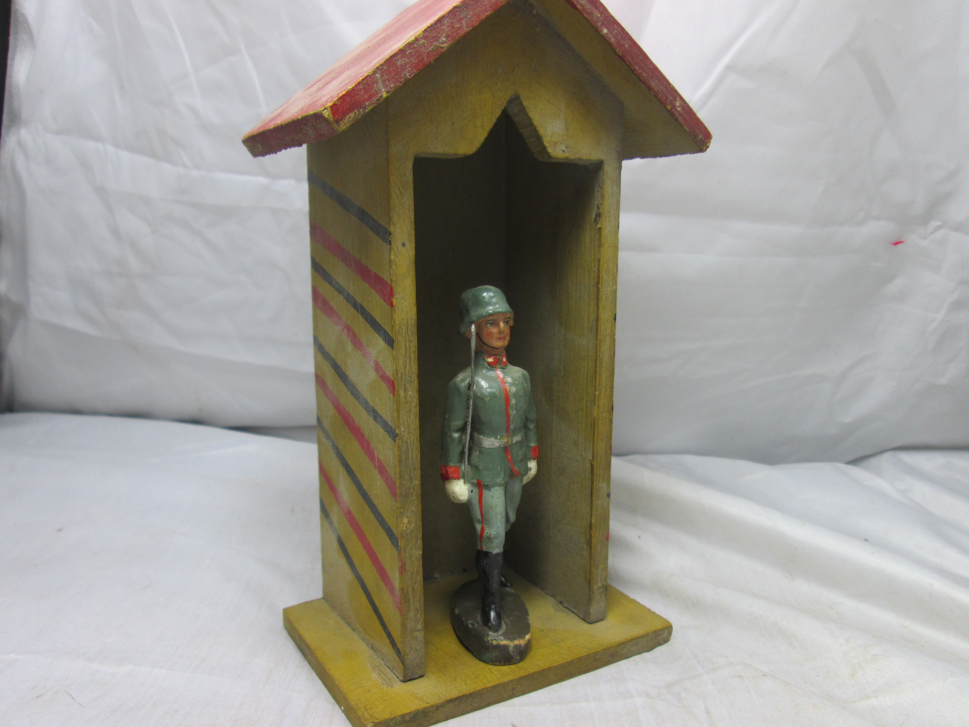 ELASTOLIN German soldier 10 cm. Elastolin Duitse soldaat in groot wachthuisje speciaal voor de 10 cm figuren zoals deze Duitse wachtpost, leuke bijzondere set