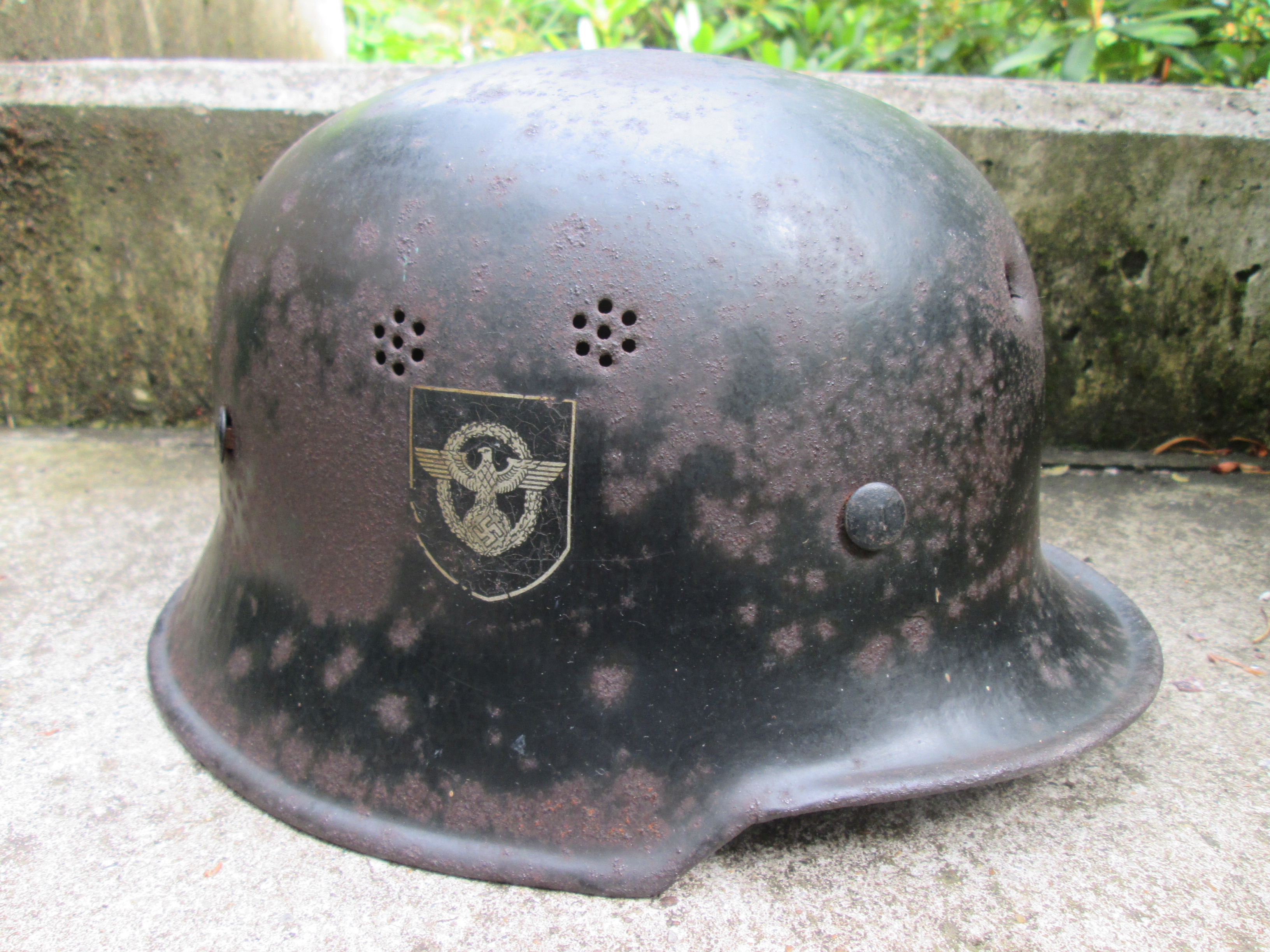 German Police helmet with double decal. REVERSE DECAL, it makes the helmet a rare item. Duitse politie helm met dubbele decal welke omgedraaid zijn dit gebeurde niet vaak, maar er zijn helmen bekend die dit hebben dus zeldzamer. 100% origineel.