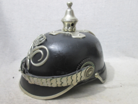 German police helmet senior officer. Duitse leren politie helm van een Adjudant van politie ten tijde van WO1 en jaren 20. met de gekroonde W, zeer nette helm in goede staat.