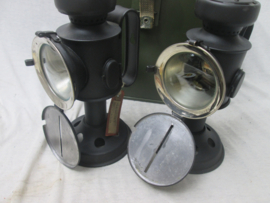 British black-out lamps SIEGE in case. Engelse verduisteringslampen SIEGE met broad arrow  /I\ 1940 MK2, in mint conditie deze zijn in het Engelse leger doorgebruikt tot 1955, beide met etiket, zeldzaam item.