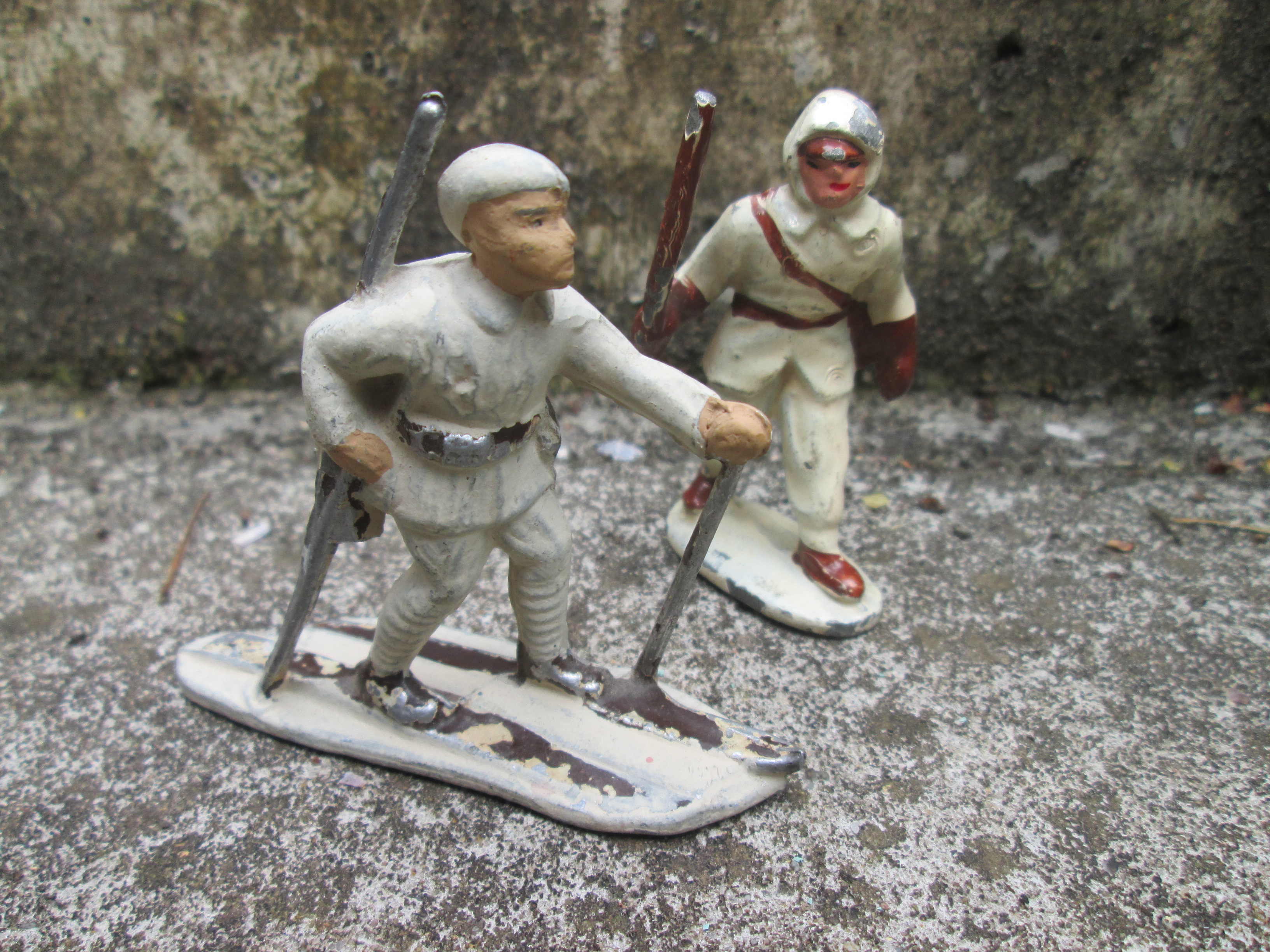 2 leight weight metal French soldiers in winter uniform. 2 Franse soldaten in winter uniform 1 met skies van aluminium