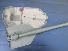 US Army shovel 2nd pattern nicely marked 1944. Amerikaanse klapschop in hoes beide 1944 gedateerd in een zeer nette staat .