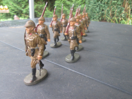 ELASTOLIN 11 Marching belgium soldiers with officer. 11 Marcherende Belgische soldaten met officier, goede staat.