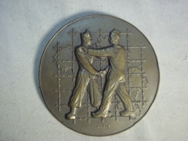 Belgium badge remembering the prisoners of war. Belgische penning ter herinnering aan de Krijgsgevangene en gedeporteerde van de stad Charleroi