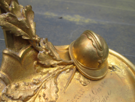 French watch holder standard. Frans Horloge standaard brons vuurverguld met Franse miniatuur helm en bajonet gegraveerd met SOUVENIR  d´un prisonnier de Guerre a sa Marraine 1919 Alfred- Anna. Krijgsgevangen herinnering. TOP stuk.