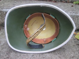 British Royal marines Wolsey pith helmet worn by the RM band. complete with badge and chinscale hard to find helmet. Tropenhelm van de Engelse Royal marines Mariniers. zeer goede staat. wereldbol als punt. met koperen kinketting.