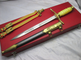 East- Germany generals dagger in case. DDR-NVA- Oost-Duitse generaals ponjaard in doos met nummer, goudkleurig Nationale Volks Armee Infanterie.
