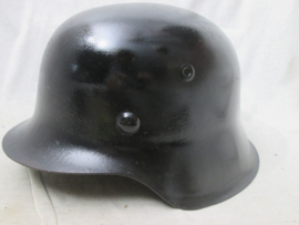 German helmet, with Finland liner. Duitse helm model 1942, afgedragen en hergebruikt door het Finse leger, en voorzien van een Fins binnenwerk.