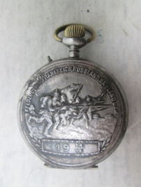 German watch WW1, Duits patriotisch zakhorloge met militaire afbeelding. 1914- 1916 met als opschrift Feldzug gegen Frankreich, Russland, England u.s.w. werkend horloge.