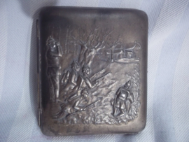 Cigarete case with military scene WW1. Sigaretten etui met militaire afbeelding, Duitsers met pickelhauben in de aanval, leuk geheel. WO1 afbeelding