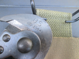 US Army plier with cover. Amerikaanse kniptang in canvashoes beide 1944 gedateerd in een zeer goede staat.