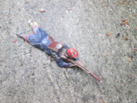 ELASTOLIN 10 cm. French soldier shooting played condition. Franse schietende soldaat bespeeld. antiek.