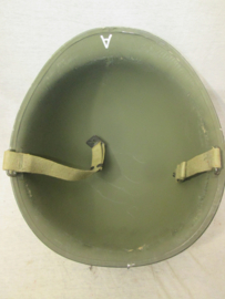US M1 Army steel helmet swivel bail, front seam MINT condition. Amerikaanse M1 helm in nieuw staat sluit voor en heeft bewegende haken een laat model wat gebruikt werd in WO2. later doorgebruikt door het Nederlandse Korps Mariniers.