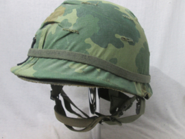 US- Army M-1c. paratrooper helmet, nice complete piece, with Mitchell cover, elastic band, with 101st. Airborne patch. Amerikaanse para helm Vietnam periode, geheel compleet Zeldzaam stuk.