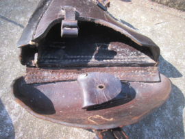 German P08 Luger holster. Duits P08 luger holster mooi gemarkeerd Schwarzenberger en Co Nurnberg 1918. sluitgesp zit los, verder zeer nette staat.