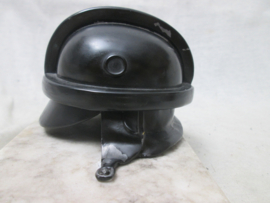 Miniatuur Duitse metalen vliegerhelm op marmeren voet.