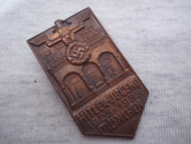 German tinnie, rally badge, Duitse tinnie Und ihr habt doch gesiegt. Hitler- Jugend 1923-1933 München. met maker Wittmann.