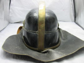 Dutch leather fire helmet of the City of Haarlem. Nederlandse brandweerhelm met kam en vuurverguld stadswapen embleem HAARLEM, helm is gemaakt van leer. zeldzame helm uit haarlem, in een pracht staat.