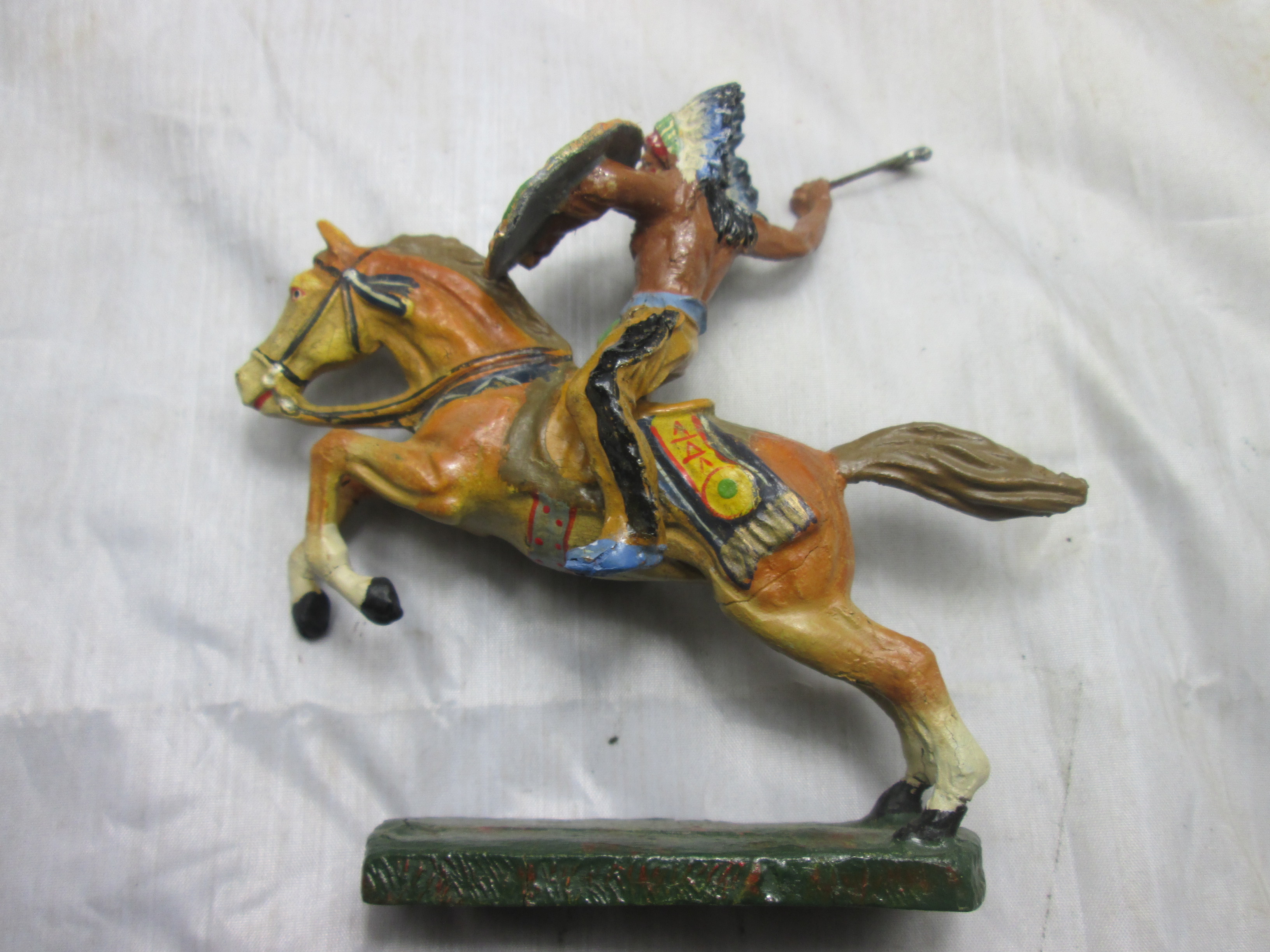 ELASTOLIN Indian on his horde. Indiaan te paard zeer nette staat.