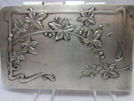 French card box, agenda, with a military scene. Frans metalen agenda, visitekaartjes houder met gegraveerde militaire afbeelding uit de 1e WO. zeer gedetailleerd.