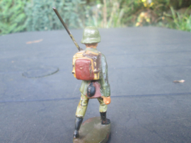 ELASTOLIN German marching soldier nice quality. Duitse soldaat die marcheert, goede staat.