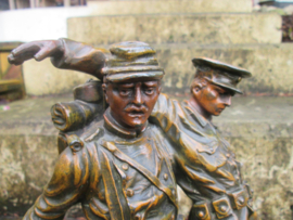 Statue of two soldiers ALLIANCE a French soldier is carrying a British wounded soldier. Gebronsd beeld Engelse en Franse soldaat die elkaar helpen. gesigneerd RUFFONY. hoogte 27 cm. zeer bijzondere voorstelling.