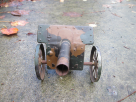 Camo tin gun blikken kanon gecamoufleerd.