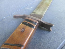German close combat dagger used condition. Duits nahkampfmesser in schede gebruikte staat. misschien zijn de 2 strepen op het handvat wel triomf strepen.