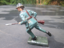 DURSO French soldier attacking. Franse soldaat in de aanval.