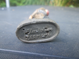 ELASTOLIN Belgium soldier carrying a shell. Belgische soldaat draagt een kanon kogel.