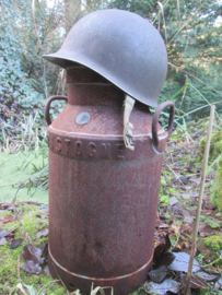 Belgische melkbus uit BASTOGNE/  LAITERIE. metalen uitvoering vooroorlogs leuk voor een Ardennenoffensief diorama.