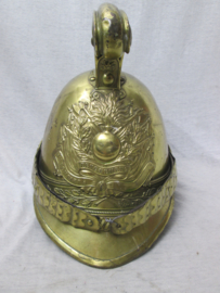 French fire helmet 1885. Franse brandweer helm geinspireerd op het model van de 2de Empire werd deze gemaakt model 1885 Troisiemme Republique, geen binnenwerk verder in een zeer nette staat.