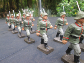 LINEOL German marching soldiers smaler size. 13 Duitse soldaten marcherend met officier. goede staat. kleiner model