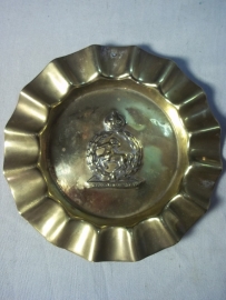 Brass ashtray Royal Army Veterinary Corps, made by Gaunt london. Koperen asbak met Engels embleem van de militaire afdeling Dierenverzorging