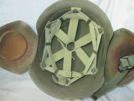 USAF FLAK M-3 helmet, with oxygen mask type A-14, leather flight helmet A-11, throat microphone and metal splitter google.Amerikaanse flak helm compleet met zuurstofmasker leren cap, keelmicrofoon and splitter bril. alles in TOP staat