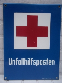 German enamelled sign of the Red Cross Unfallhilfsposten, made in DACHAU, geemailleerd bord van het Duitse Rode kruis. emaillefabriek uit Dachau.
