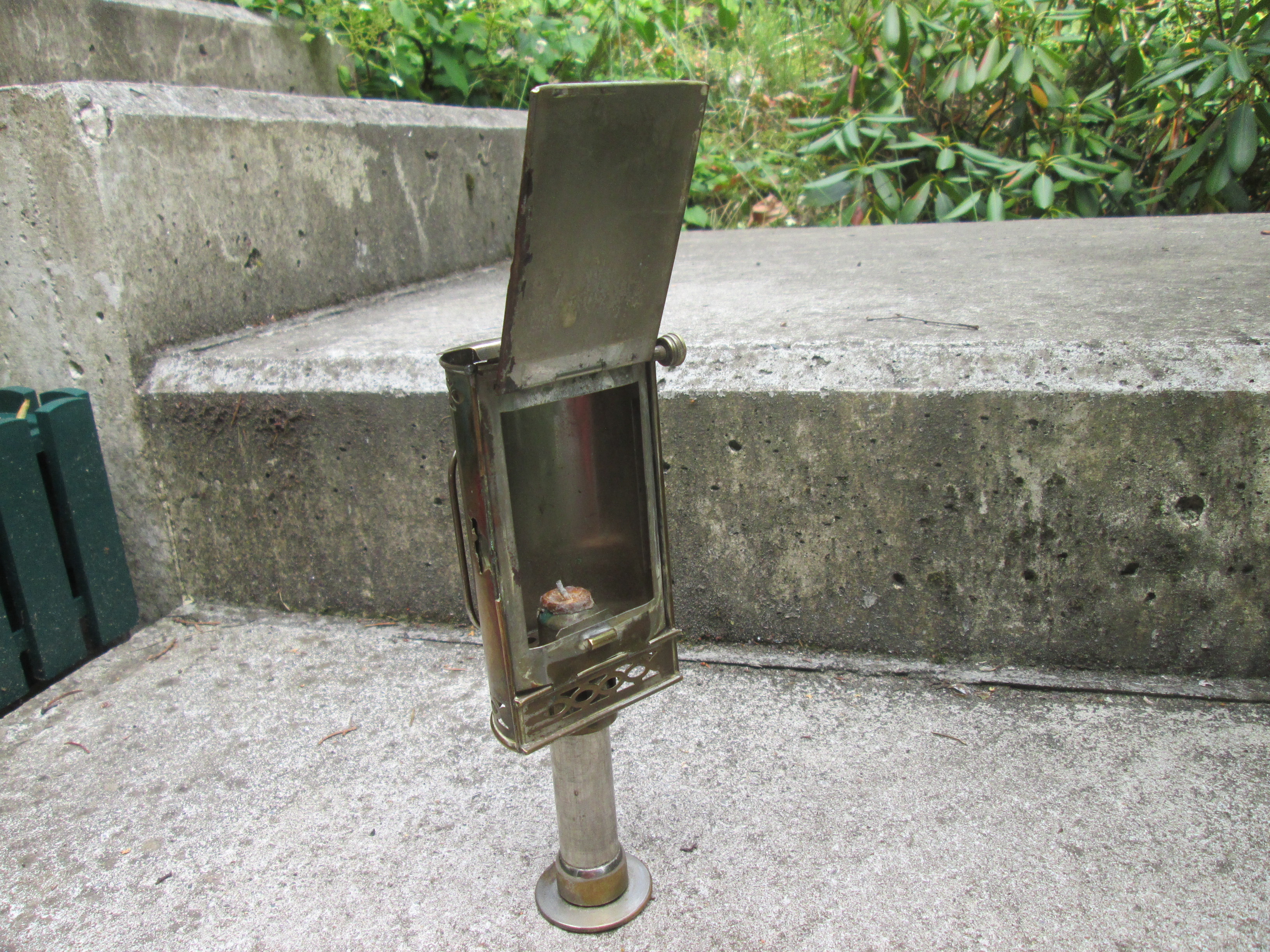 German trench lamp used by medical personal. Duitse loopgraven hand lamp met kaars, gebruikt door medisch personeel in het veldlazaret